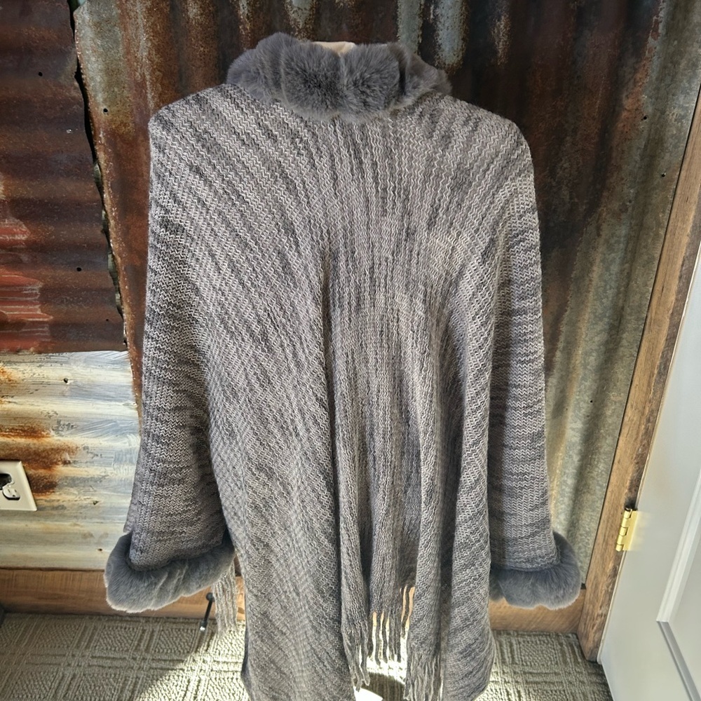 ❤️SHEIN Faux fur Trim knit shawl/ poncho- one size - Picture 5 of 7